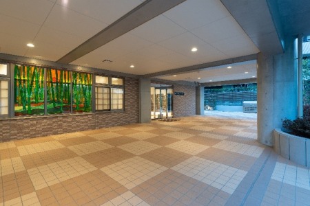 エントランス前のピロティ