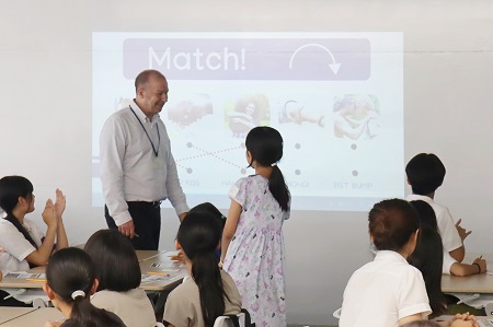 18の講座に分かれて「体験教室」を受けていただきました　写真は体験教室「Welcome to GCP!」