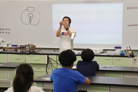 体験教室「理科の教室2～まわるおもちゃを作ろう～」 簡単なモーターのおもちゃ作りをしました