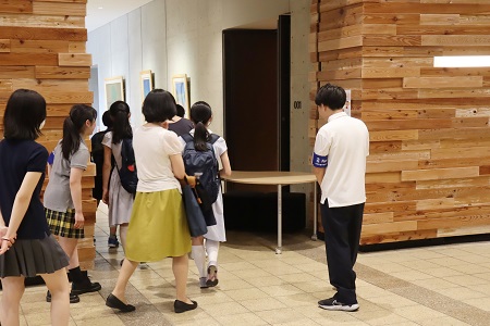 在校生が校内を案内しながら、参加者の質問にも答えました