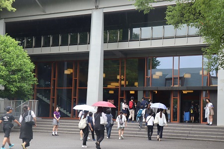 小雨が降る中、多くの方にご参加いただきました