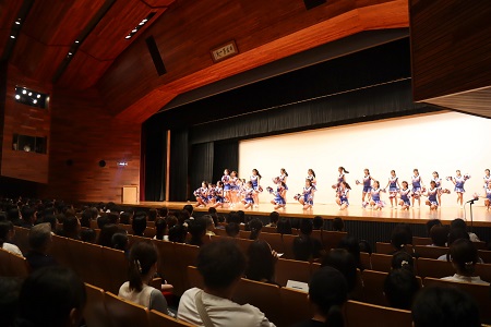 オープニングを飾るのはバトントワラー部