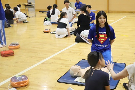 体験終了後も参加者と交流する生徒たち