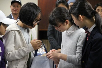 短時間でも仲良しに。連絡先を交換する生徒も