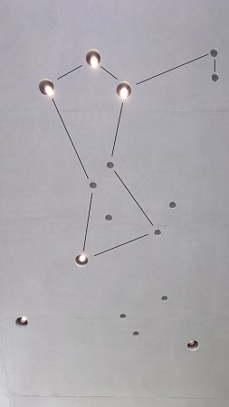 《オリオン座》 オリオン座が一番ショックだ。三ツ星の真ん中の星がなぜか描かれていないのと、M42のオリオン大星雲が星になってしまっている。オリオンで一番明るいはずの一等星リゲルにランプがはめ込まれなかった…。赤い一等星ベテルギウスを赤くしてあげたかったこともある。