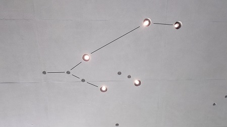 《おおいぬ座》 おおいぬ座といえばオリオンの三ツ星の延長にある一等星シリウスが有名。ここはちゃんと電球を入れてくれた。