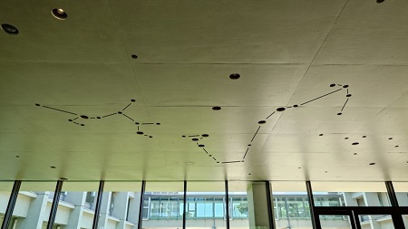 《いて座・さそり座》 地下１階のメディア教室の前あたりから、コリドー口に身体を向けて上の吹き抜けを見上げてみると、いて座とさそり座がきれいに見える。さそり座のアンタレスという老いた赤色巨星を赤いランプにできなかったことが悔やまれる。