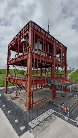 ひしゃげた鉄骨