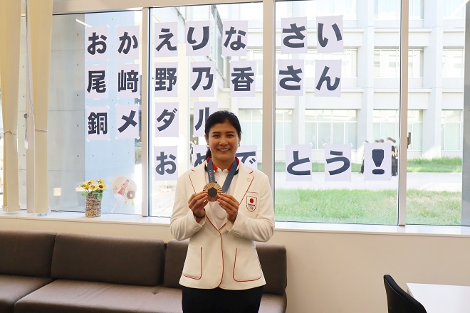 パリオリンピックで銅メダルを獲得された尾﨑野乃香さんが来校しました