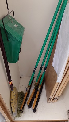 教室の掃除用具入れ