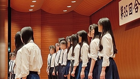 緊張のクラス合唱