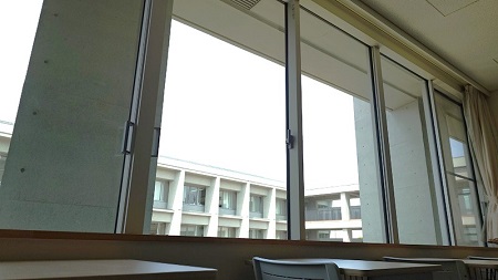 窓は広く大きい