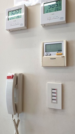 教室前面の空調機器