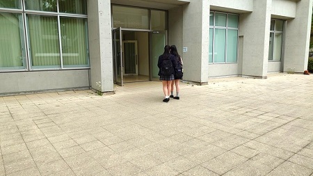 東階段に向かう生徒