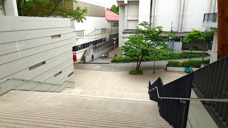 大階段へ向かってくる生徒