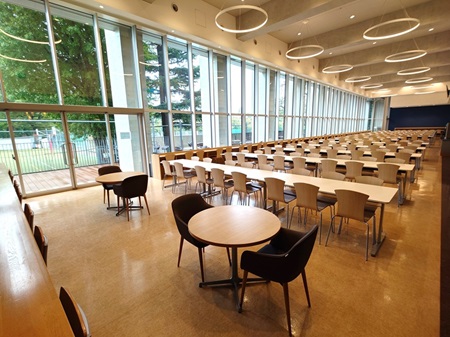 360席あるカフェテリア