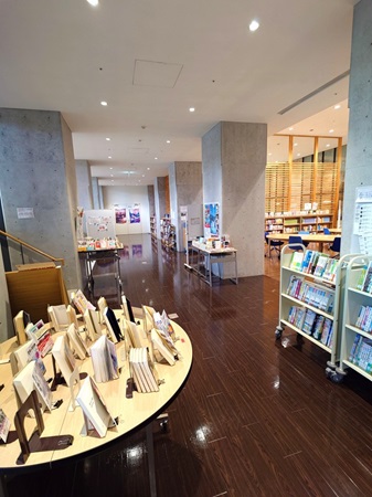 ドアを開けると図書室とカフェが直結