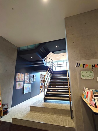 職員室直結の図書室内の階段