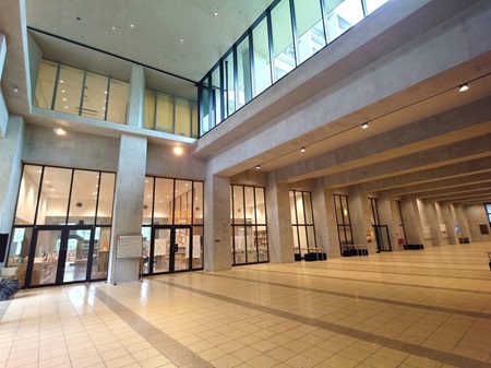 図書室前には8mに及ぶ吹き抜け