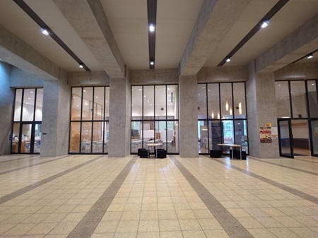 左側が図書室、右側がカフェ入り口