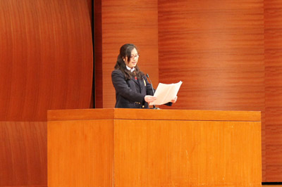 全校生徒700人を前に、堂々と朗読