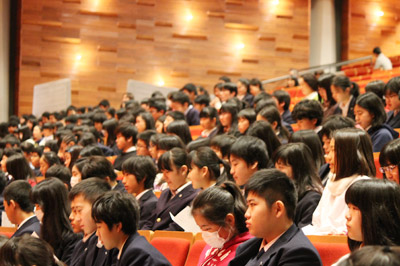 聞いている生徒たちも壇上の発表者見つめ、真剣な表情