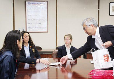 油井学園長からタオルと定規のプレゼント