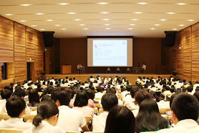 高等学校１年生が成城大学キャリアセンターの進路ガイダンスを受講しました