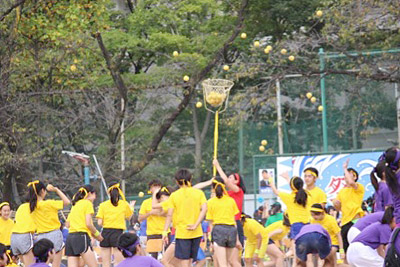 カゴが逃げる「たまたま玉入れ」