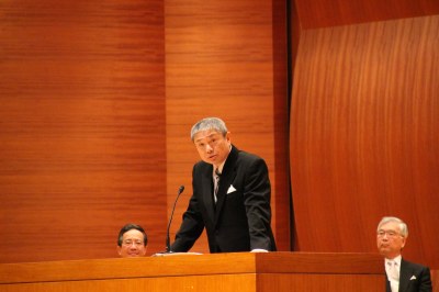 卒業生にメッセージを贈る石井校長