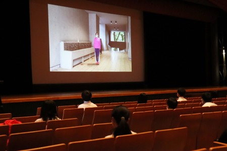 新型コロナウイルス感染予防対策について、教員手作りの動画を見て確認しました