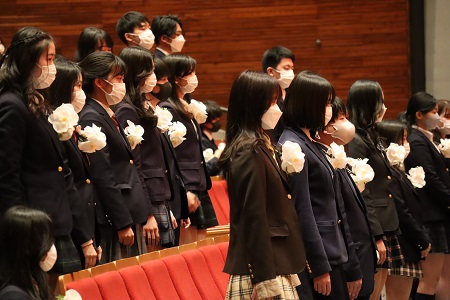 卒業証書授与。担任が一人一人の名前を呼び、生徒は起立します