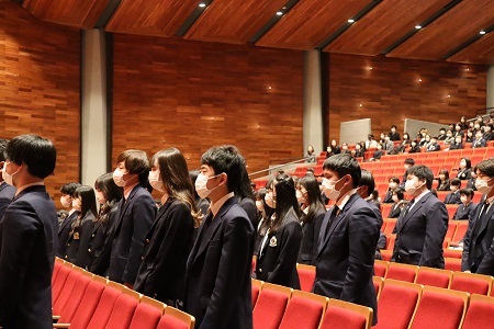 卒業証書授与。一人ずつ名前を呼ばれ起立