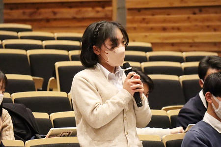 グループで出たアイディアをまとめて、最後に発表しました