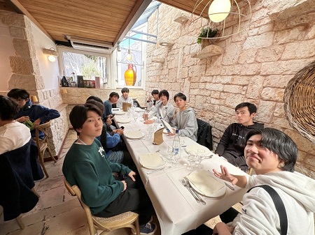 昼食レストランにて