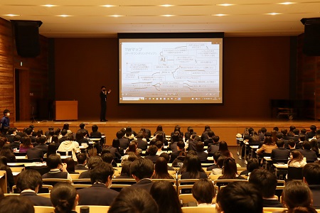 1つのテーマを中心に、思いついた疑問や感想、そこから派生する新たなことがらを線で繋いで広げていく「テーマワンダリングマップ」について学びました