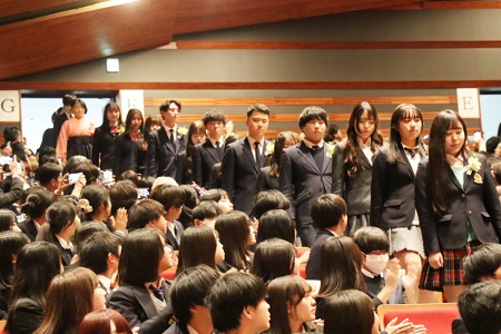 在校生とご家族の拍手の中、卒業生入場