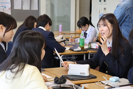 チームで活発に話し合う高校生たち