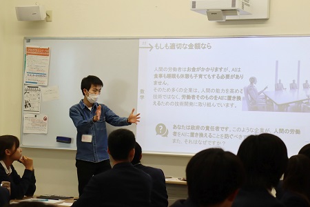 課題を説明する成城大学生サポーター