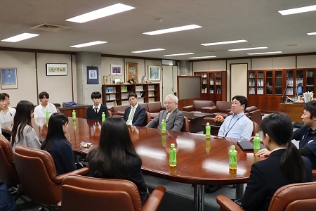 戸部学園長を囲んで 和やかな雰囲気で報告会が行われました