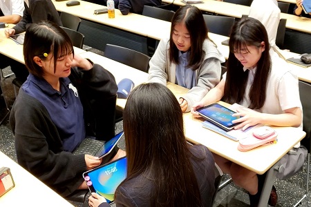 お互いのアイデアを他のメンバーに説明する生徒たち