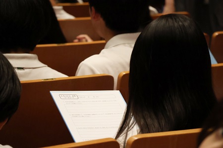 キャリアガイダンスを終え、生徒たちは「なりたい自分になるために今何をすべきか」など、感じたことをワークシートにまとめました