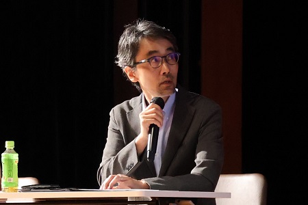 イントロダクションでこのキャリアガイダンスの趣旨を説明する卒業生の罇五郎さん