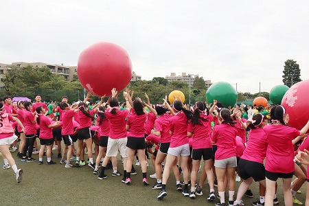 一つ目の種目は全員参加の大玉おくり「Seijo電鉄」