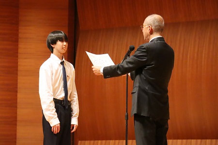 表彰式では中村校長から賞状が授与されました