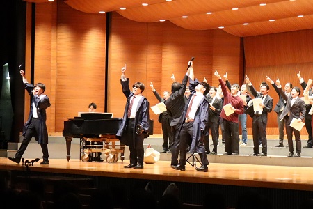 教職員合唱は「アナと雪の女王」のメドレーと「Bling-Bang-Bang-Born」。客席も大盛り上がりでした