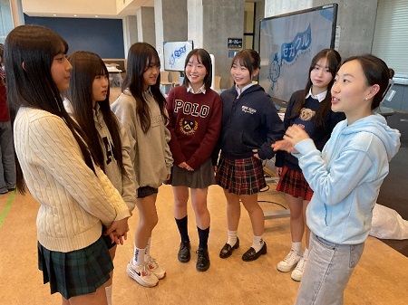 グループごとに分かれて中学生も自己紹介をしました