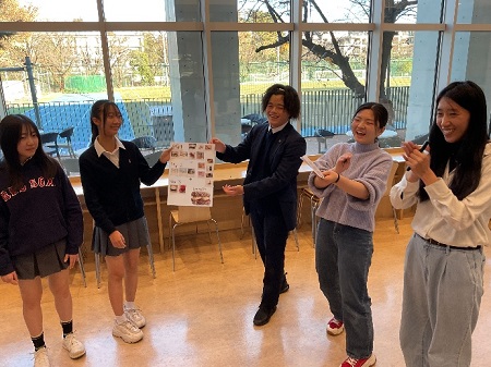 自分たちが考案したレシピを他のグループにプレゼンしました