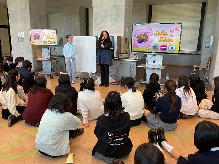 留学体験談を聞く生徒たち。留学の良いところや大変なことを聞いて、刺激をもらいました。