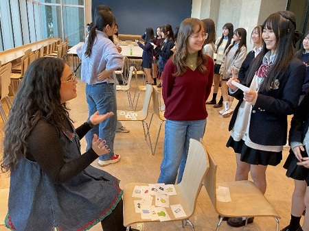 Lost and Found では、自分の探している物を英語で説明しました